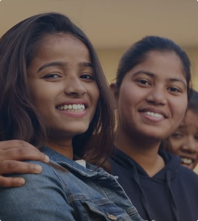deux adolescentes qui regarde la caméra en souriant