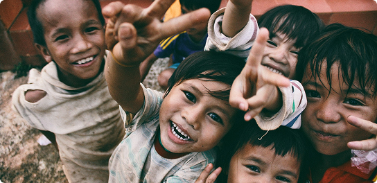 Enfants souriants réunis en communauté participant à un moment de partage